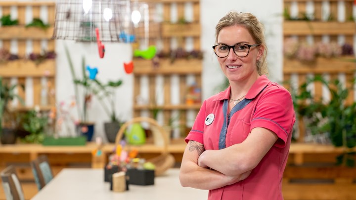 Elise werkt met jonge mensen met dementie